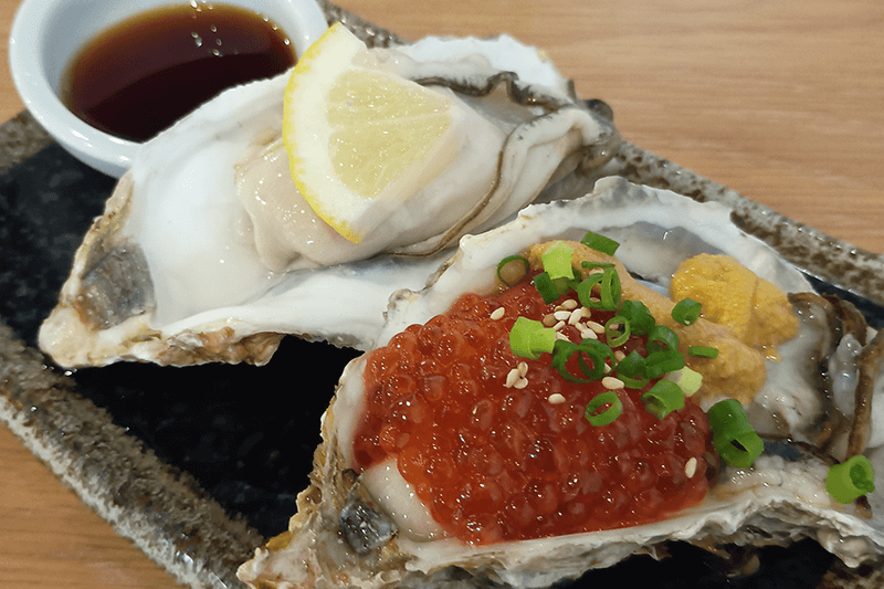 生牡蠣にウニといくらを添えた豪華なお刺身